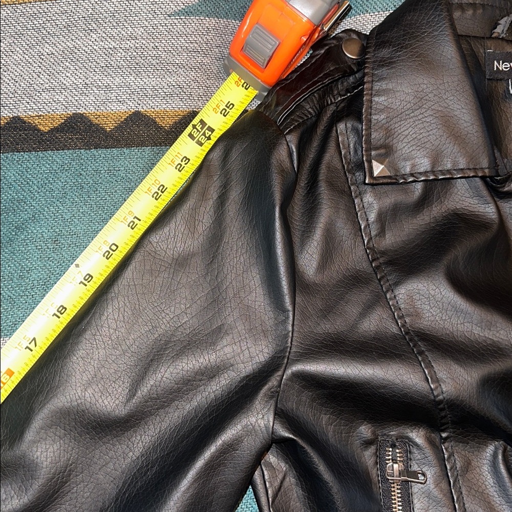 New Look Faux Leather Women's Cropped Black Zipper Accented Jacket - Picture 6 of 10